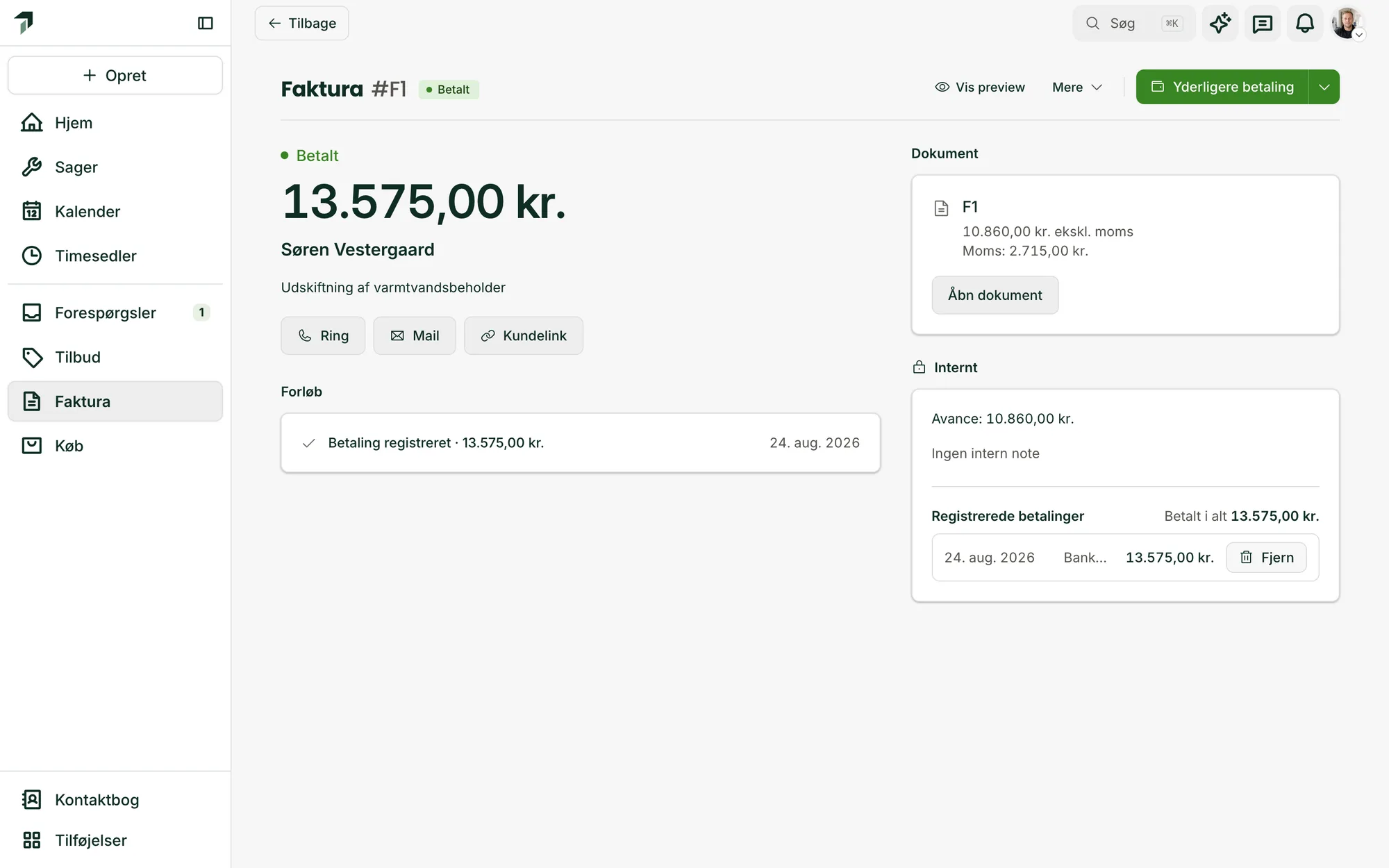 Tidlig på kontoret: en betalt faktura med linjer for timer og materialer