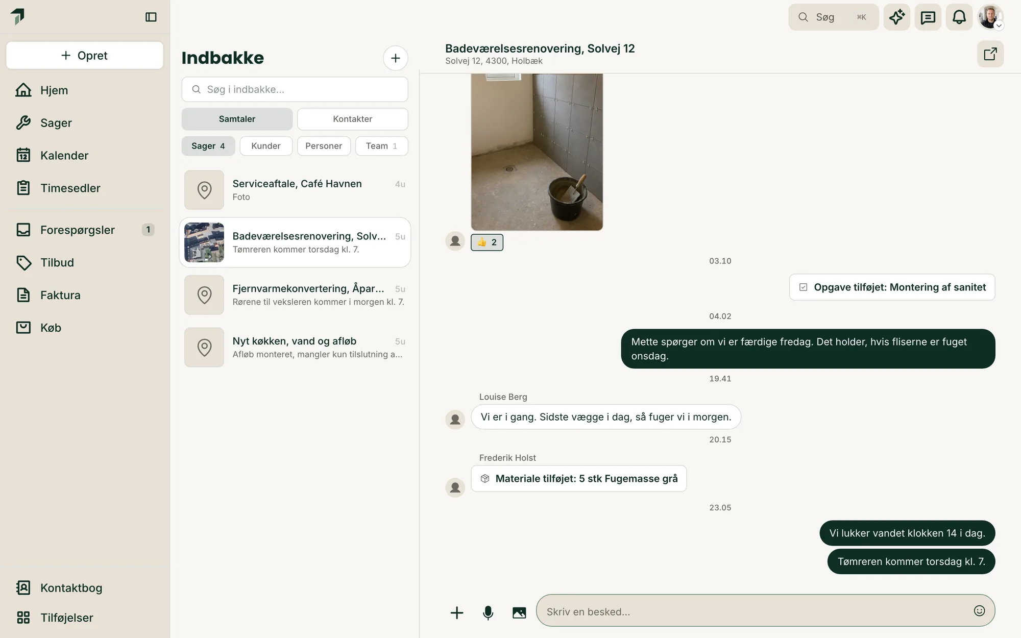 Tidlig på kontoret: sagens tråd med et foto, en opgave og et materiale registreret fra pladsen