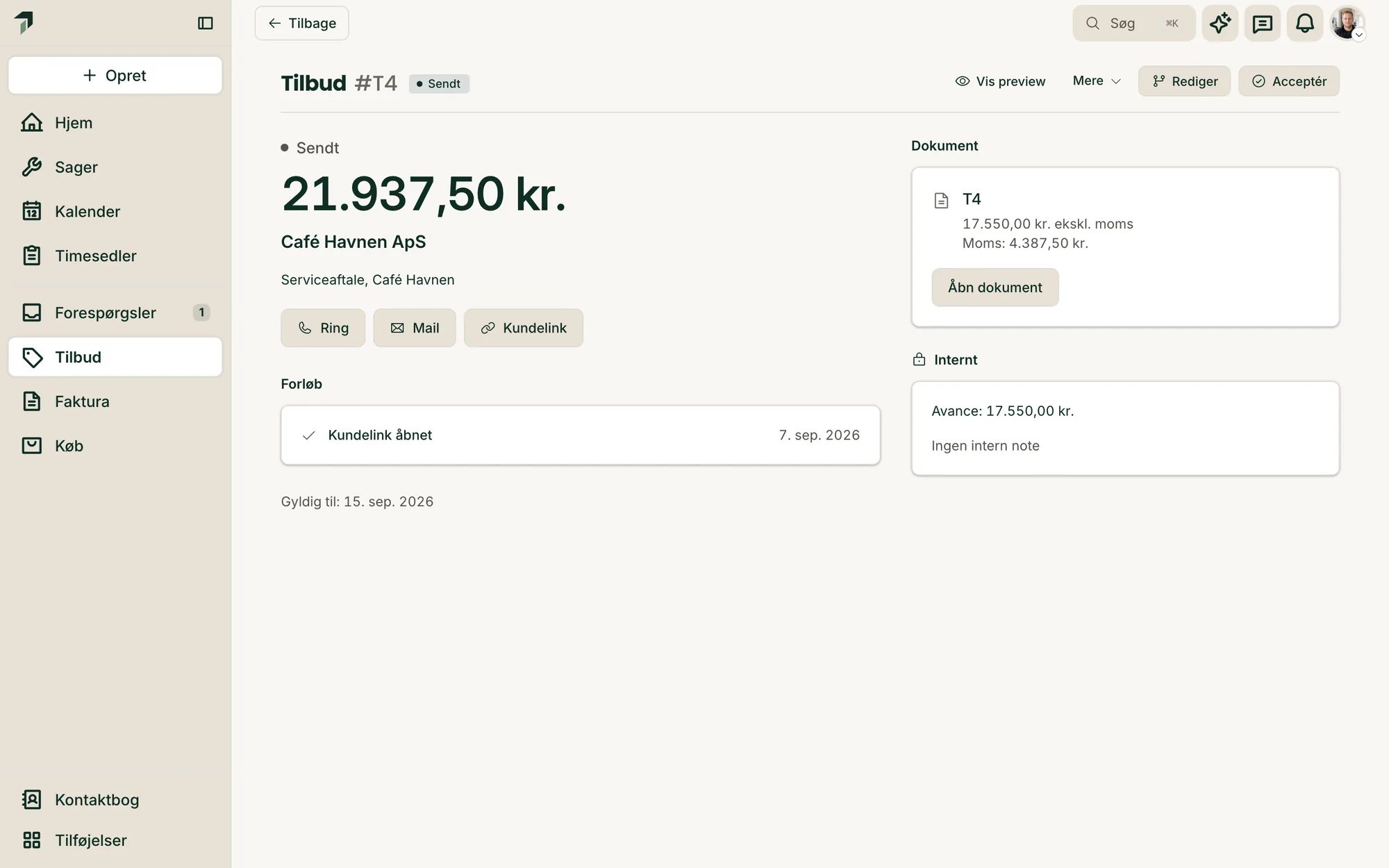 Tidlig på kontoret: et tilbud med linjer for arbejde og materialer, kundepris, moms og avance